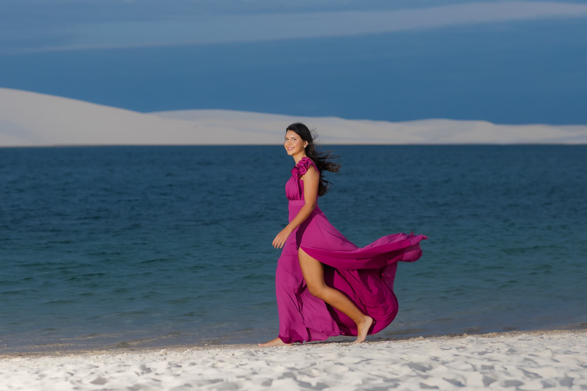 Ana Paula, vestido esvoaçante ao vento, Santo Amaro, Lençóis Maranhenses