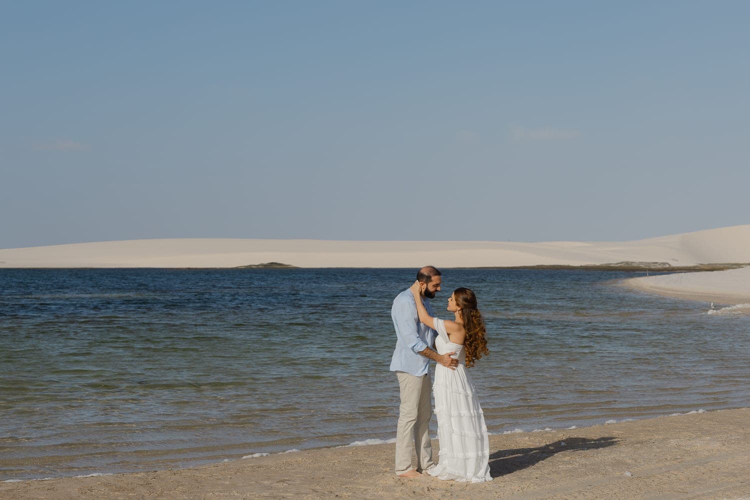 Bethanya e Dyhego, casal abraçado na luz dourada, Santo Amaro, Lençóis Maranhenses