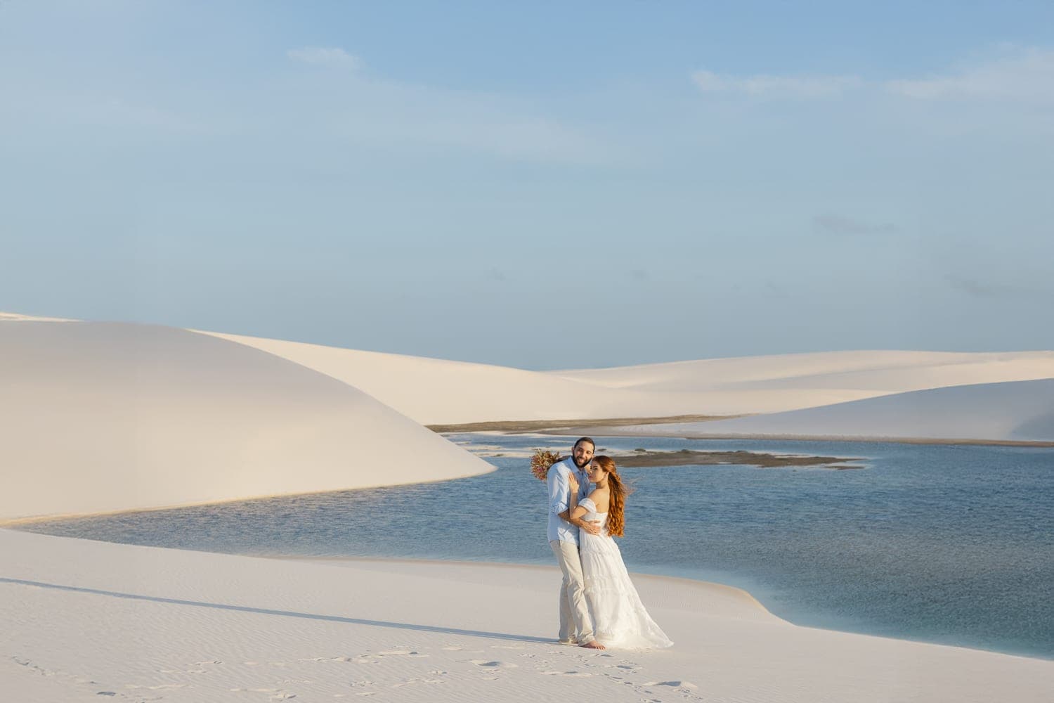 Bethanya e Dyhego, caminhando de mãos dadas nas dunas, Santo Amaro, Lençóis Maranhenses
