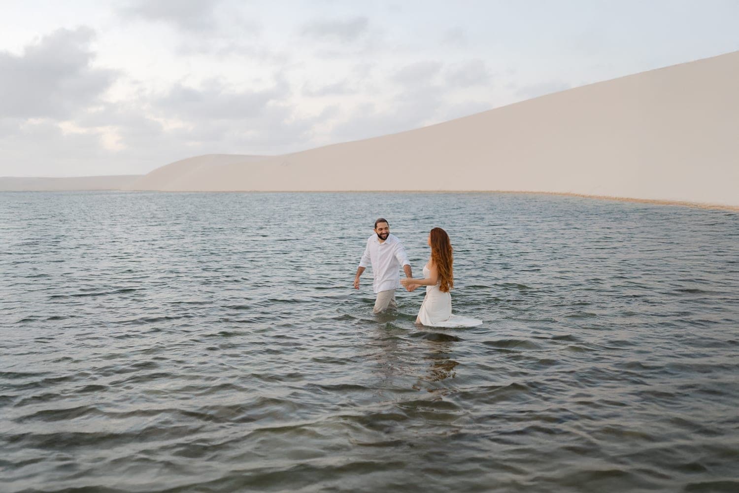Bethanya e Dyhego, casal abraçado na luz dourada, Santo Amaro, Lençóis Maranhenses