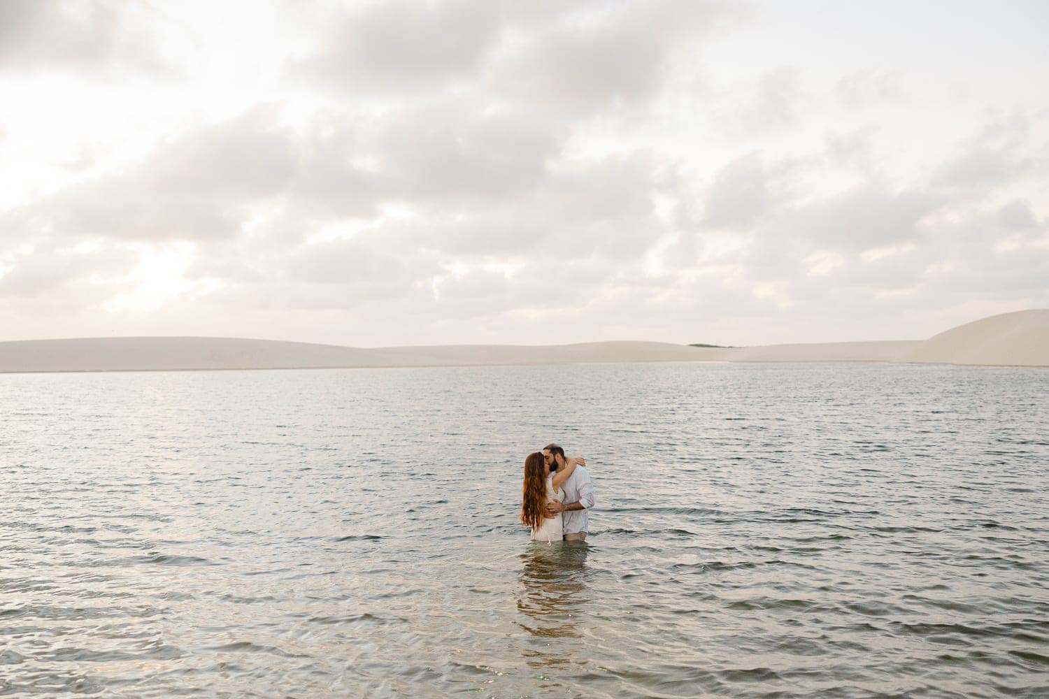 Bethanya e Dyhego, beijo ao pôr do sol nas dunas, Santo Amaro, Lençóis Maranhenses