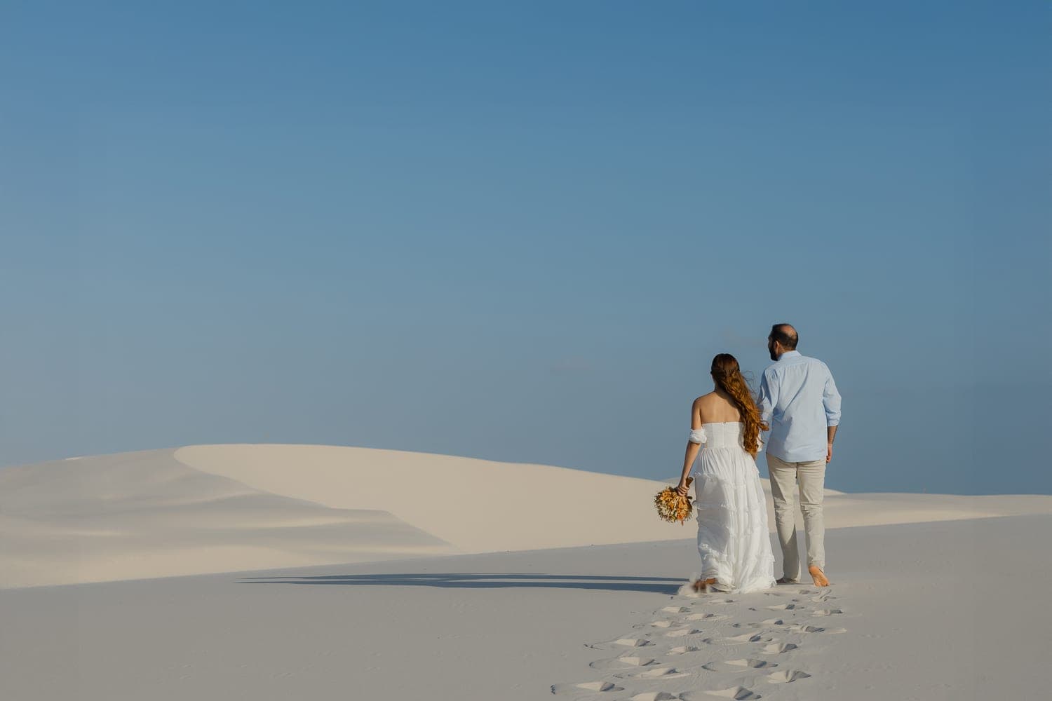 Bethanya e Dyhego, casal abraçado na luz dourada, Santo Amaro, Lençóis Maranhenses