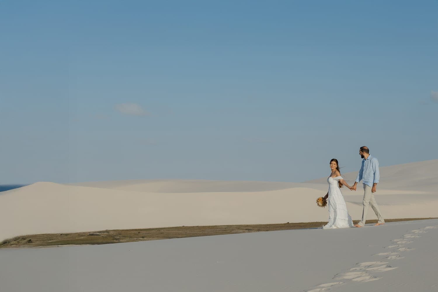 Bethanya e Dyhego, caminhando de mãos dadas nas dunas, Santo Amaro, Lençóis Maranhenses