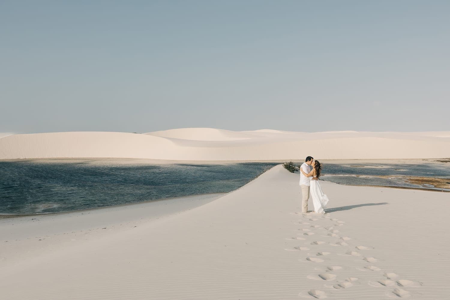 Estefânia e Daniel, casal abraçado na luz dourada, Santo Amaro, Lençóis Maranhenses
