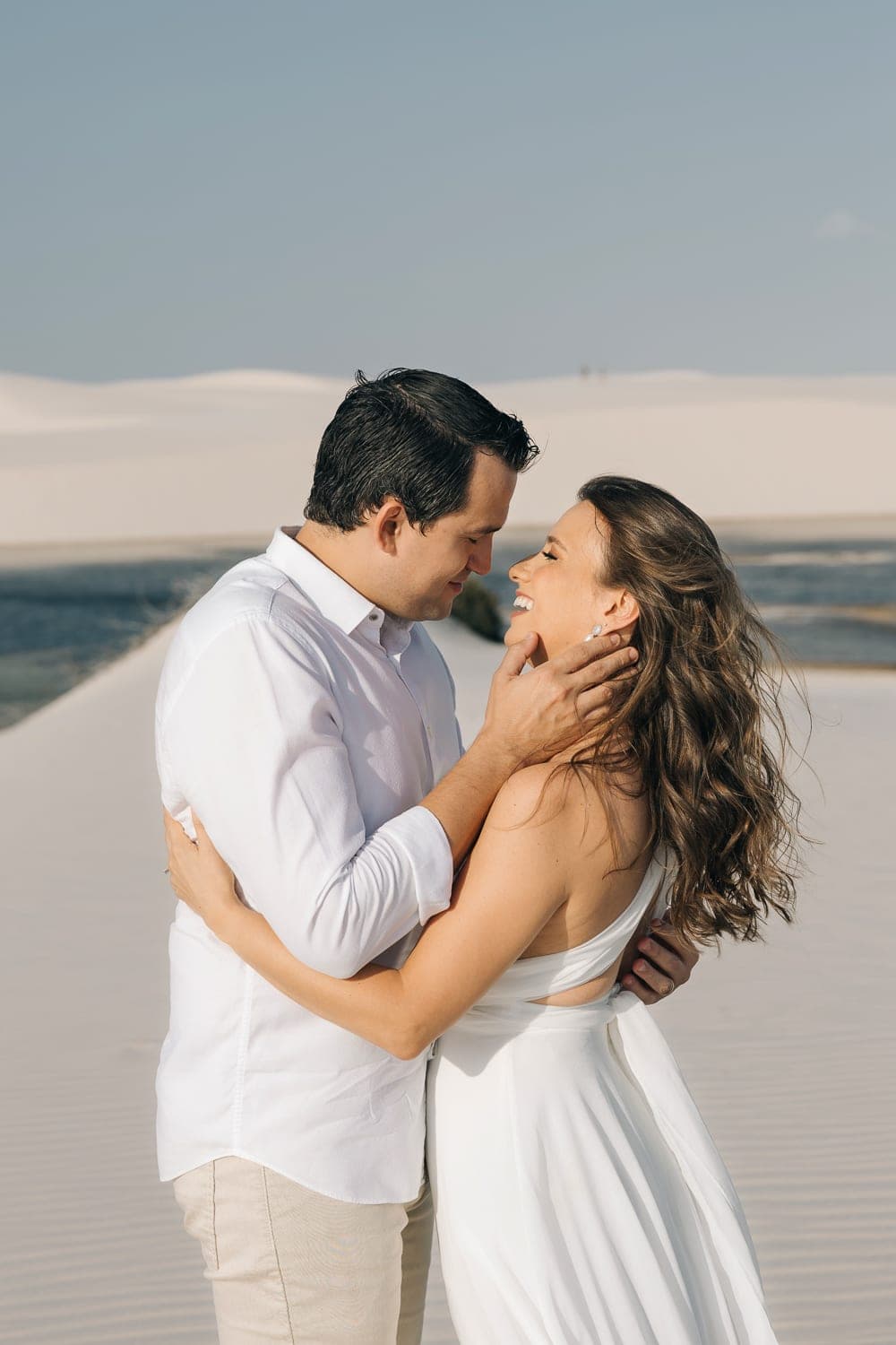 Estefânia e Daniel, caminhando de mãos dadas nas dunas, Santo Amaro, Lençóis Maranhenses