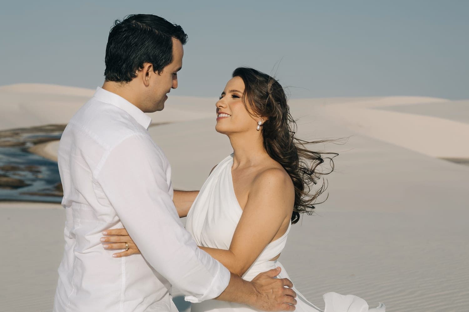 Estefânia e Daniel, beijo ao pôr do sol nas dunas, Santo Amaro, Lençóis Maranhenses