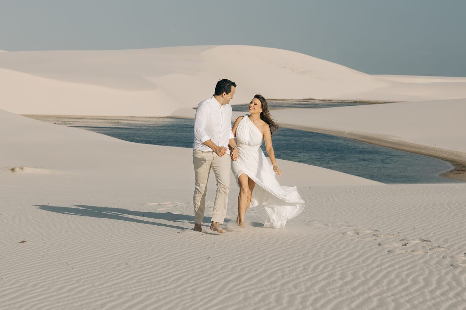 Estefânia e Daniel, momento de cumplicidade nas dunas, Santo Amaro, Lençóis Maranhenses