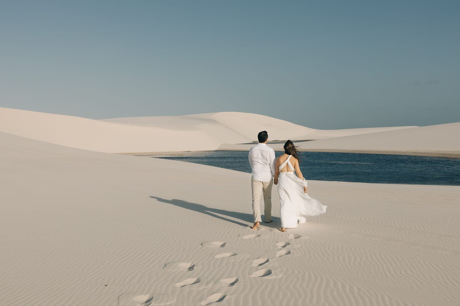 Estefânia e Daniel, silhueta ao entardecer, Santo Amaro, Lençóis Maranhenses