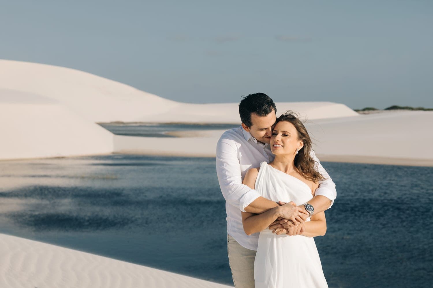 Estefânia e Daniel, casal abraçado na luz dourada, Santo Amaro, Lençóis Maranhenses