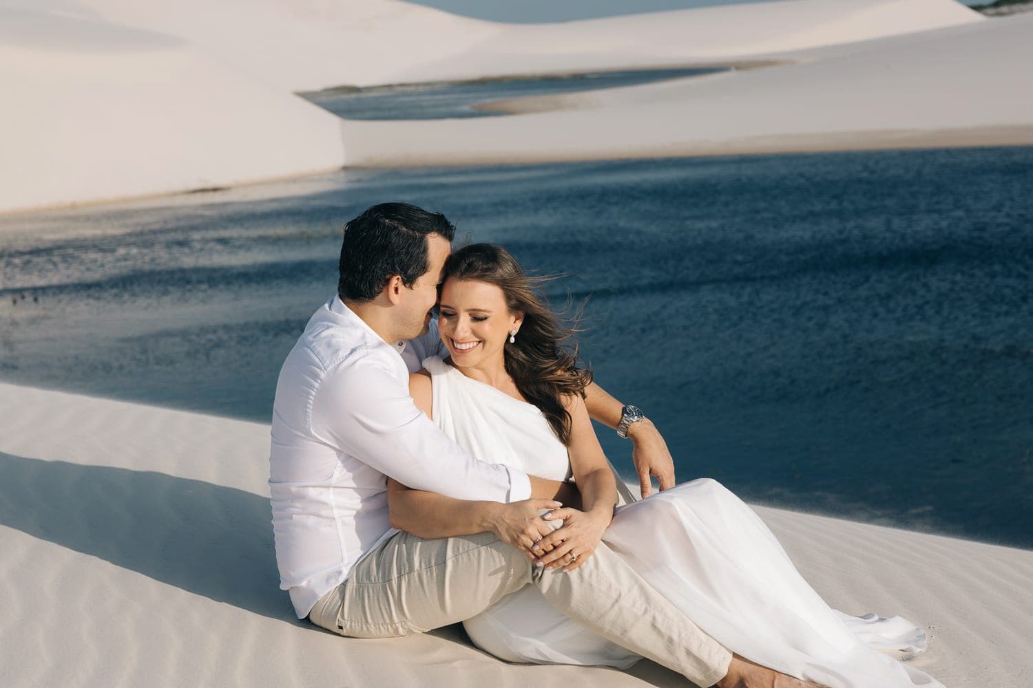 Estefânia e Daniel, caminhando de mãos dadas nas dunas, Santo Amaro, Lençóis Maranhenses