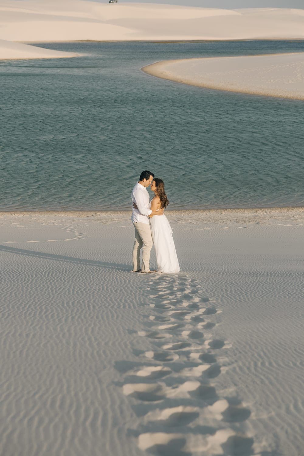 Estefânia e Daniel, momento de cumplicidade nas dunas, Santo Amaro, Lençóis Maranhenses