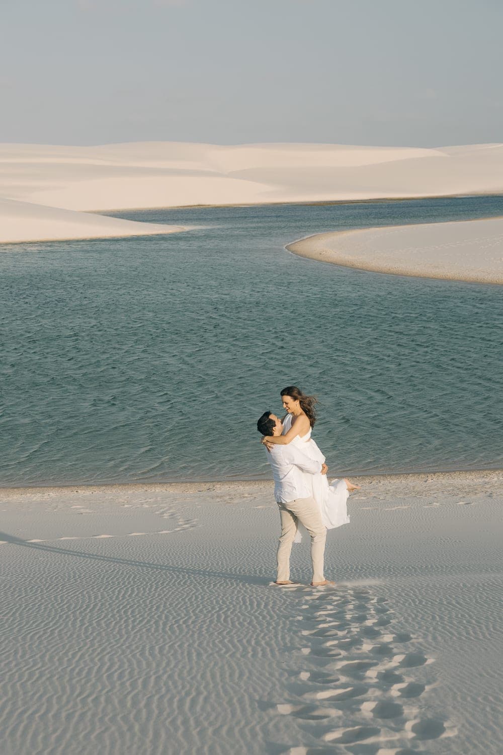 Estefânia e Daniel, silhueta ao entardecer, Santo Amaro, Lençóis Maranhenses