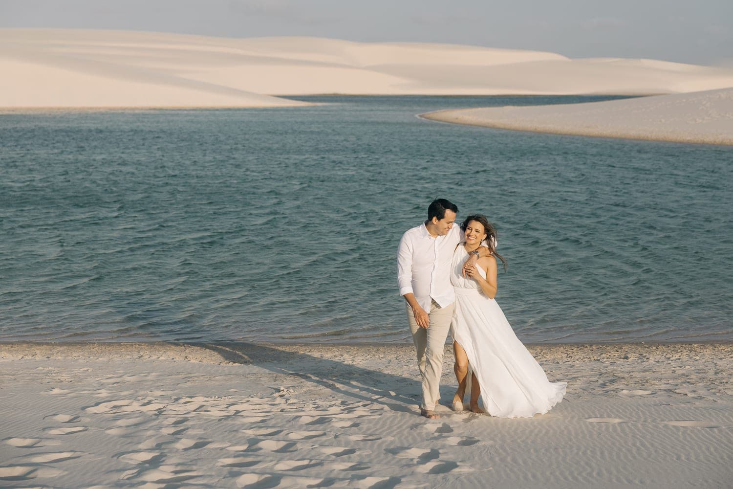 Estefânia e Daniel, casal abraçado na luz dourada, Santo Amaro, Lençóis Maranhenses