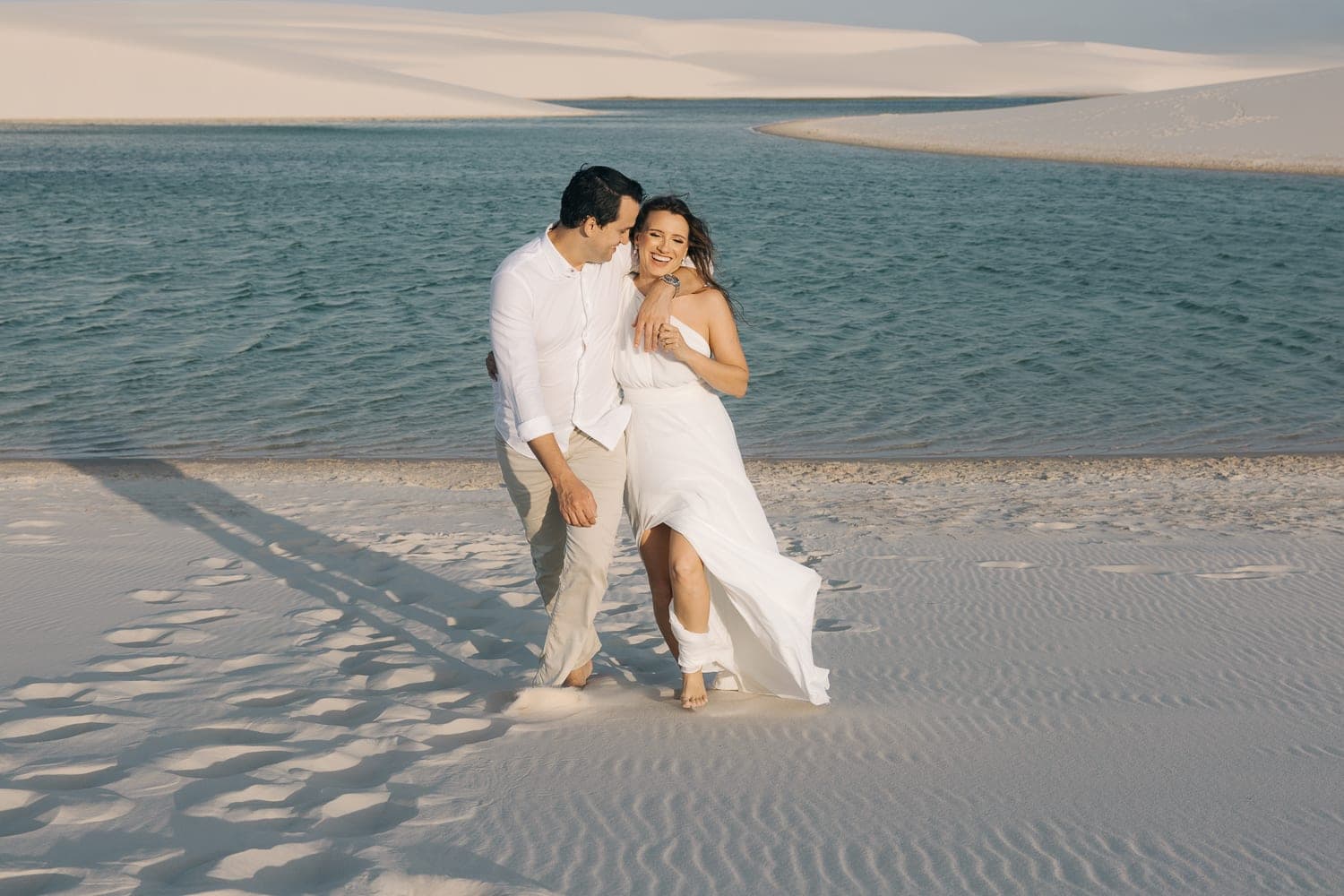 Estefânia e Daniel, caminhando de mãos dadas nas dunas, Santo Amaro, Lençóis Maranhenses