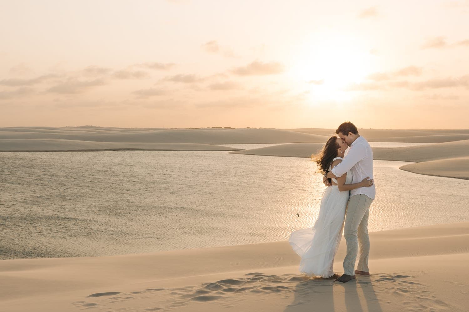 Estefânia e Daniel, casal abraçado na luz dourada, Santo Amaro, Lençóis Maranhenses