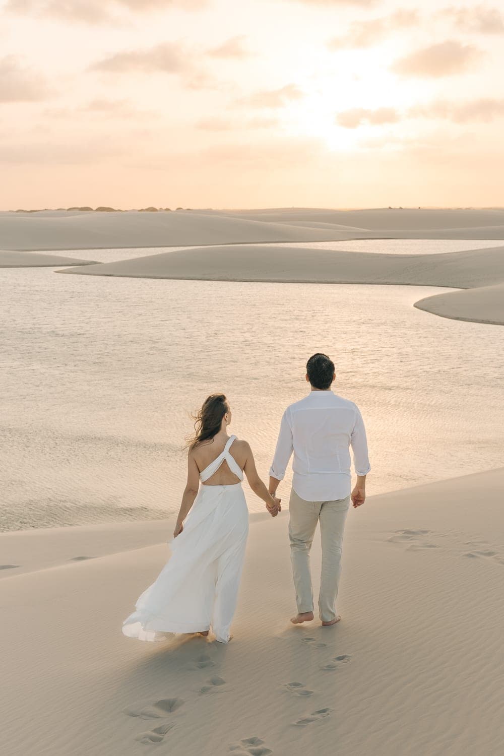 Estefânia e Daniel, caminhando de mãos dadas nas dunas, Santo Amaro, Lençóis Maranhenses