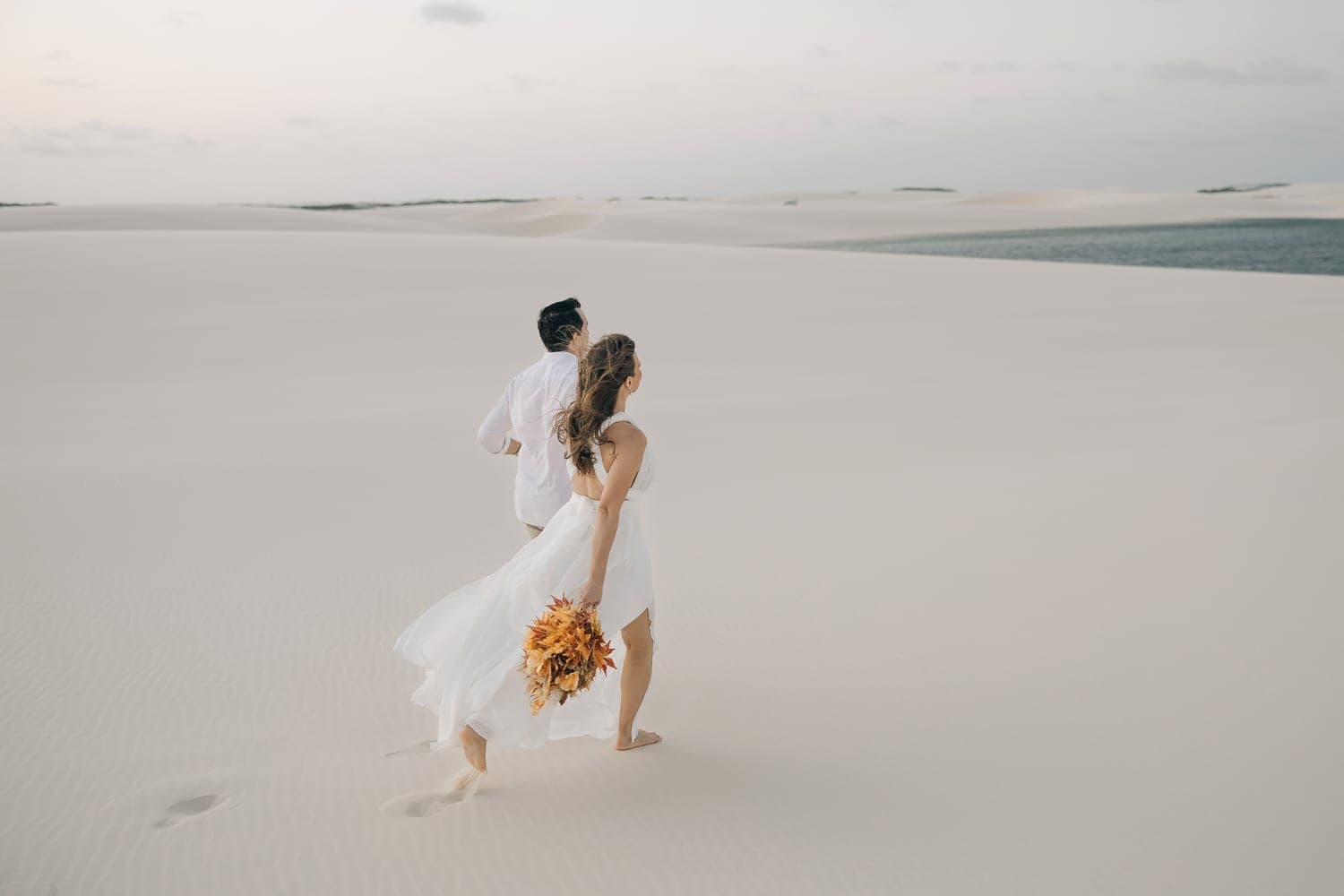 Estefânia e Daniel, casal abraçado na luz dourada, Santo Amaro, Lençóis Maranhenses
