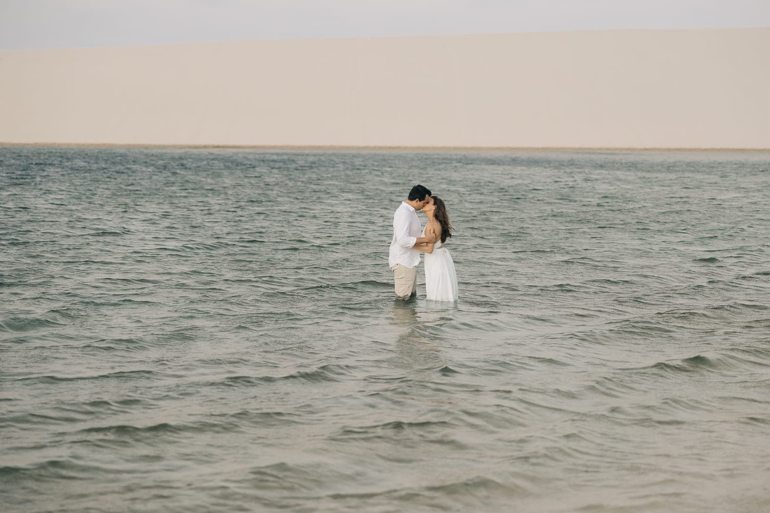 Estefânia e Daniel, beijo ao pôr do sol nas dunas, Santo Amaro, Lençóis Maranhenses