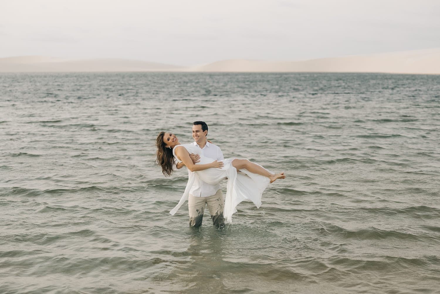 Estefânia e Daniel, momento de cumplicidade nas dunas, Santo Amaro, Lençóis Maranhenses