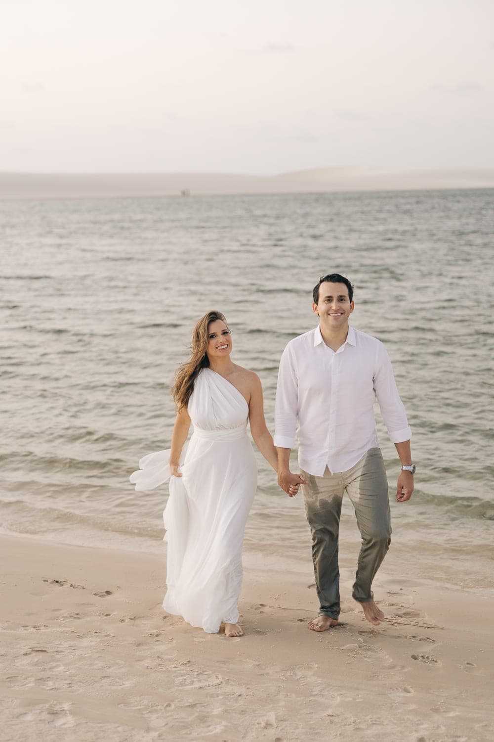 Estefânia e Daniel, silhueta ao entardecer, Santo Amaro, Lençóis Maranhenses