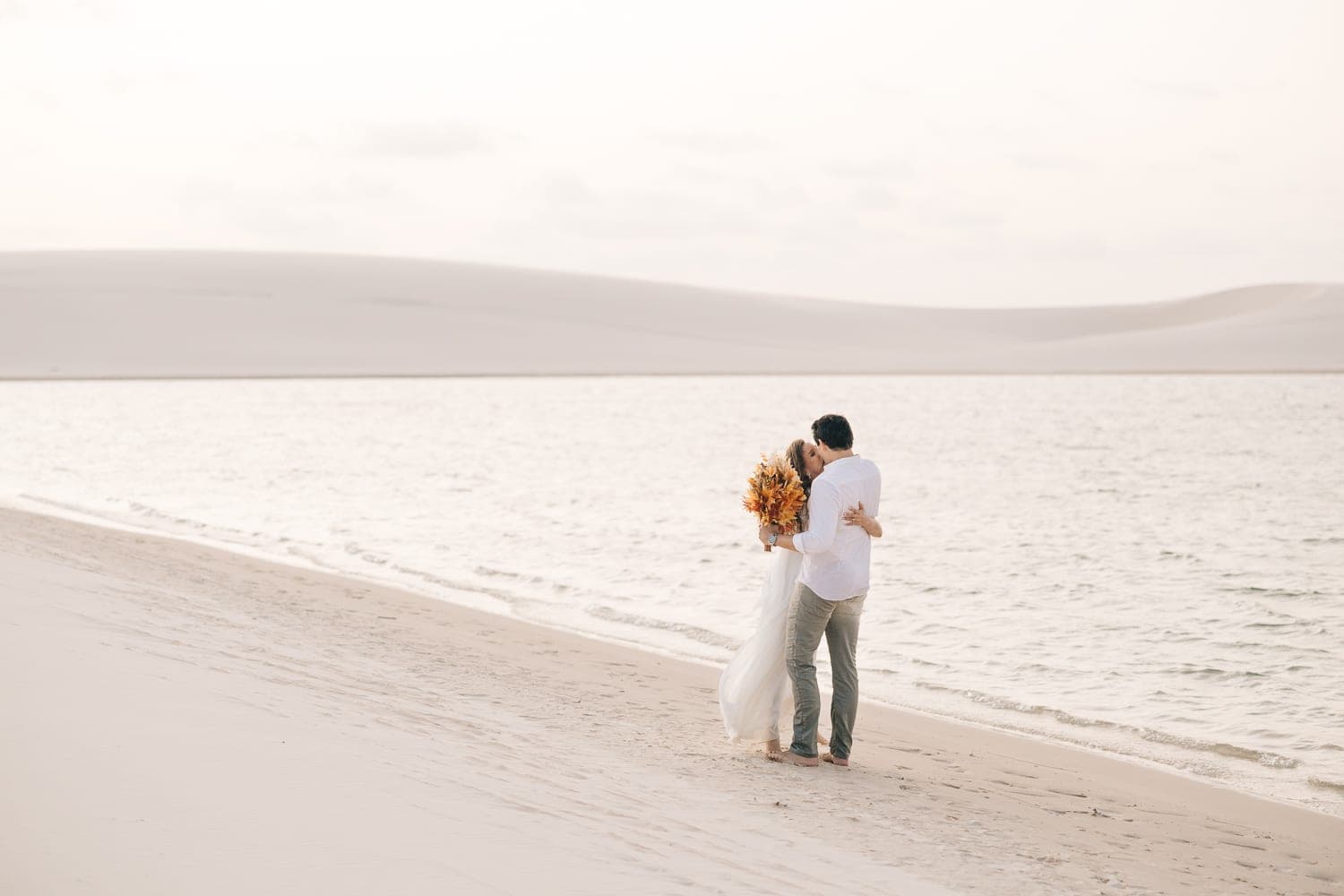 Estefânia e Daniel, casal abraçado na luz dourada, Santo Amaro, Lençóis Maranhenses