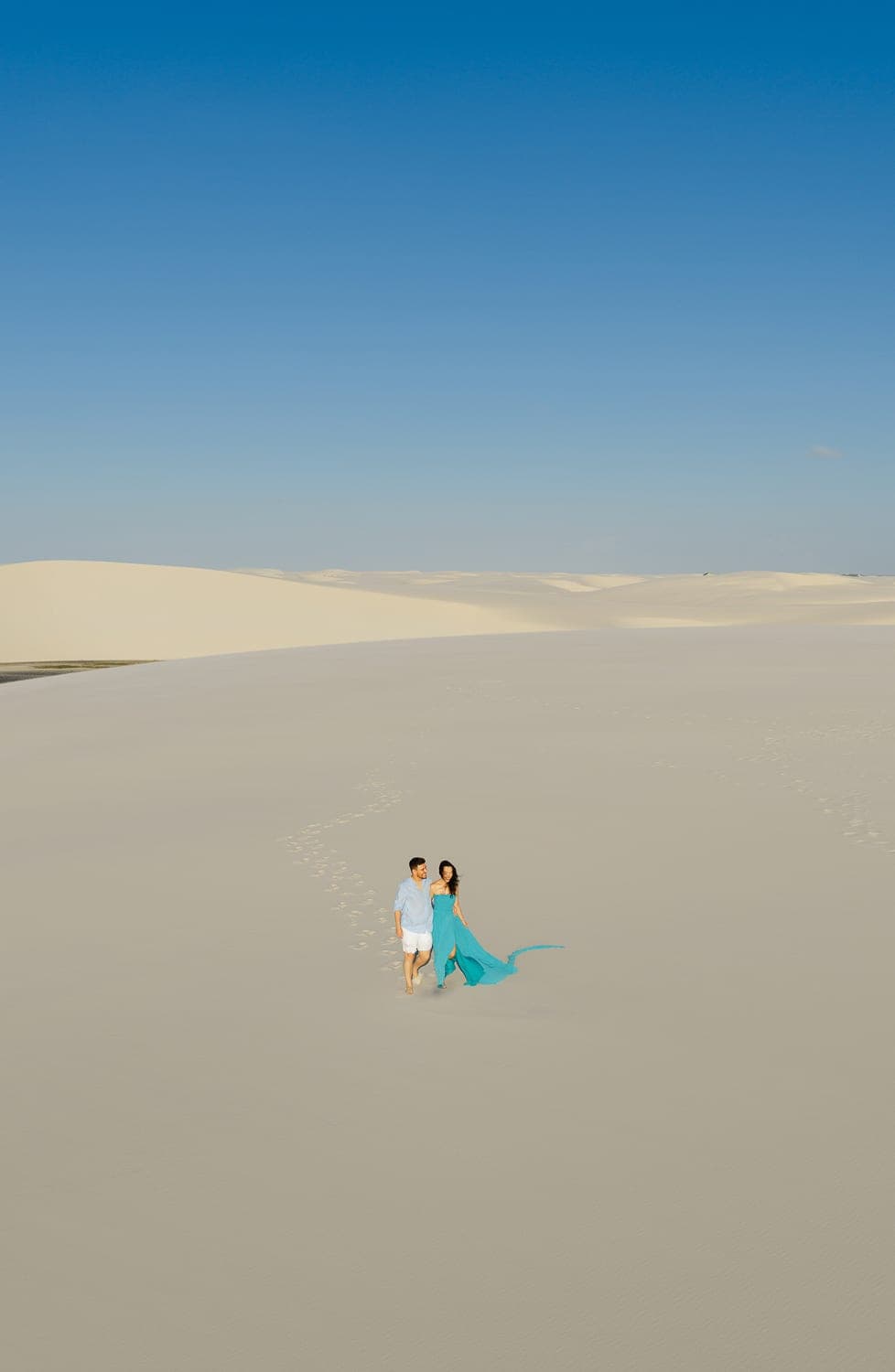 Fernanda e Felipe, casal abraçado na luz dourada, Barreirinhas, Lençóis Maranhenses