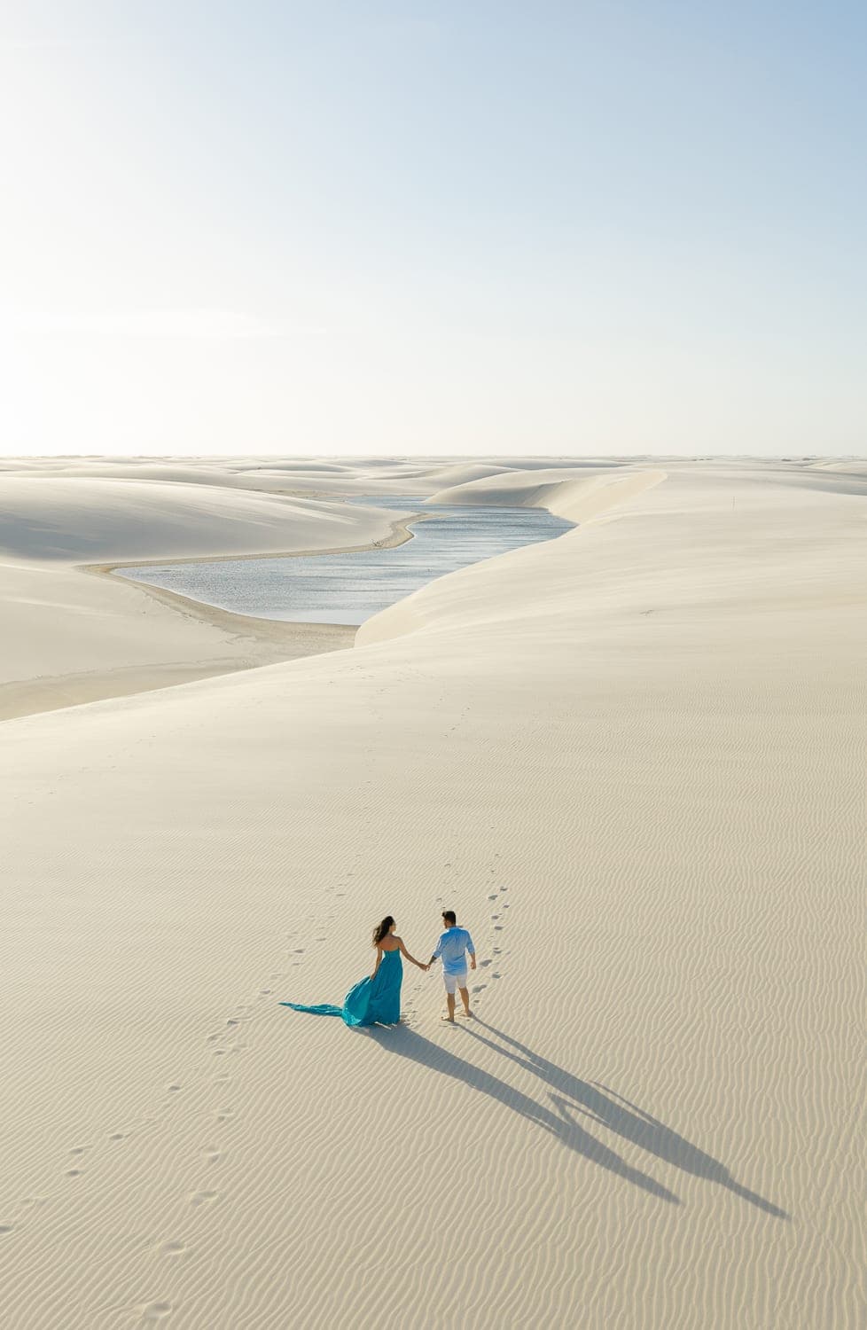 Fernanda e Felipe, caminhando de mãos dadas nas dunas, Barreirinhas, Lençóis Maranhenses