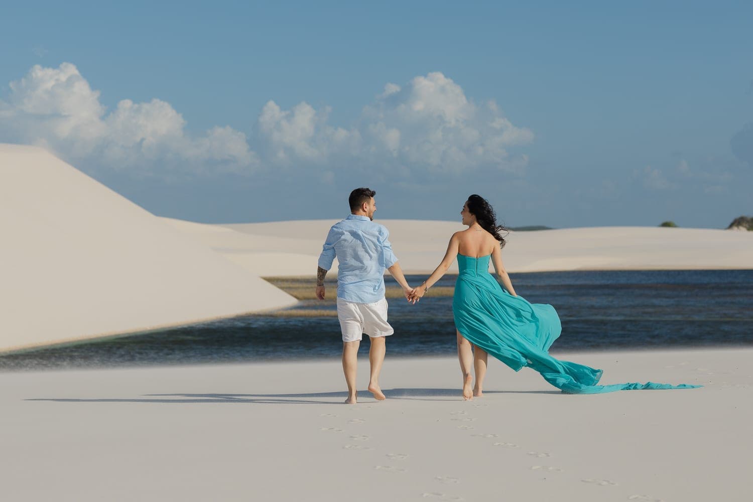 Fernanda e Felipe, silhueta ao entardecer, Barreirinhas, Lençóis Maranhenses