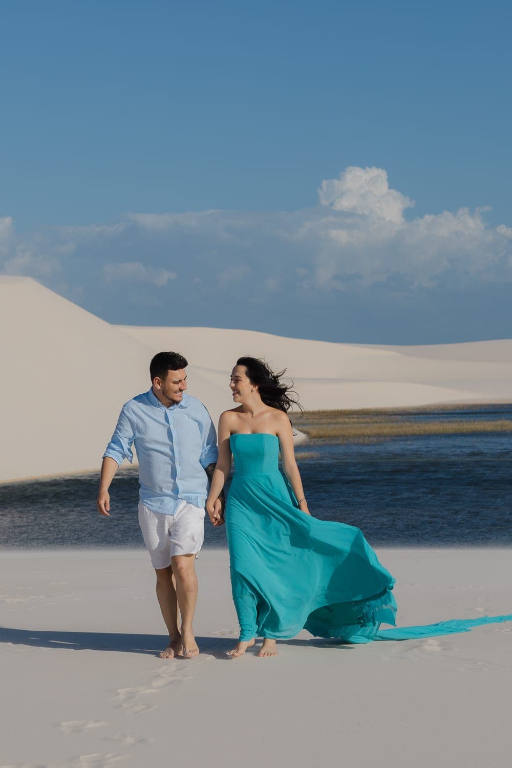 Fernanda e Felipe, casal abraçado na luz dourada, Barreirinhas, Lençóis Maranhenses