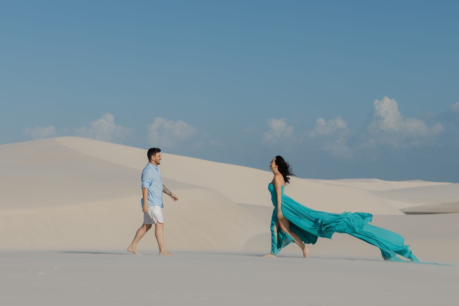 Fernanda e Felipe, caminhando de mãos dadas nas dunas, Barreirinhas, Lençóis Maranhenses
