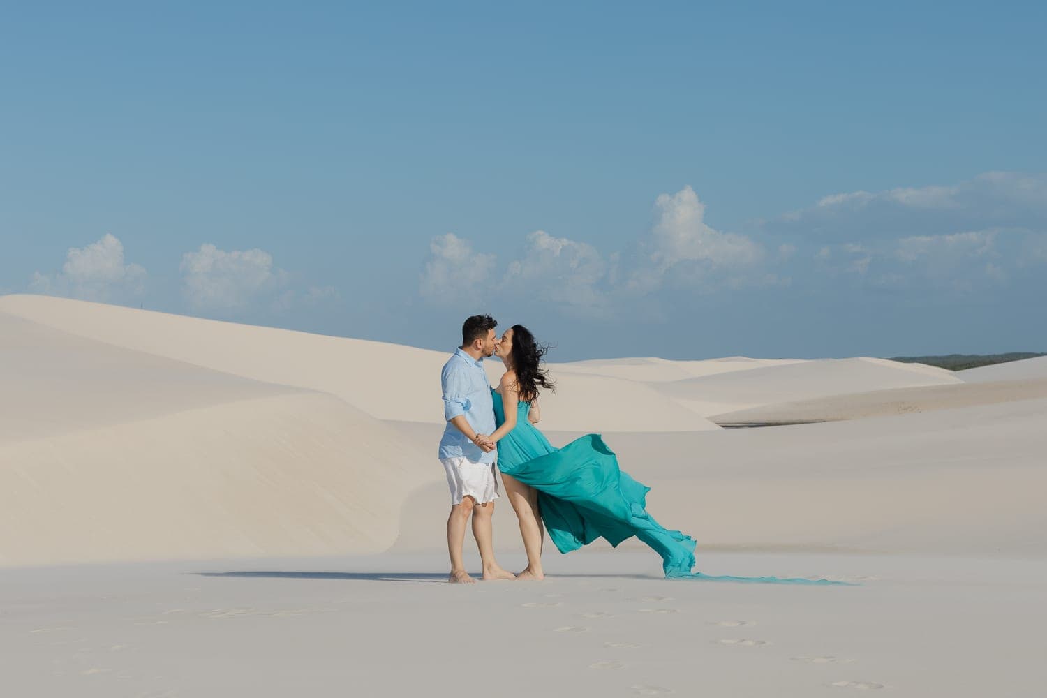 Fernanda e Felipe, beijo ao pôr do sol nas dunas, Barreirinhas, Lençóis Maranhenses