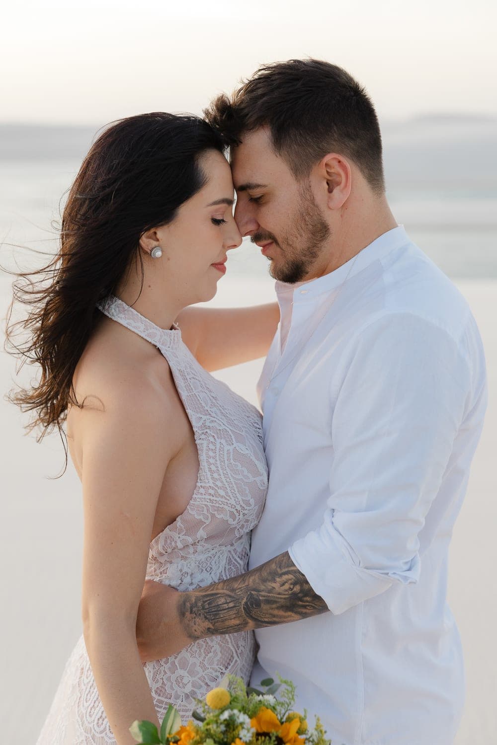 Fernanda e Felipe, casal abraçado na luz dourada, Barreirinhas, Lençóis Maranhenses