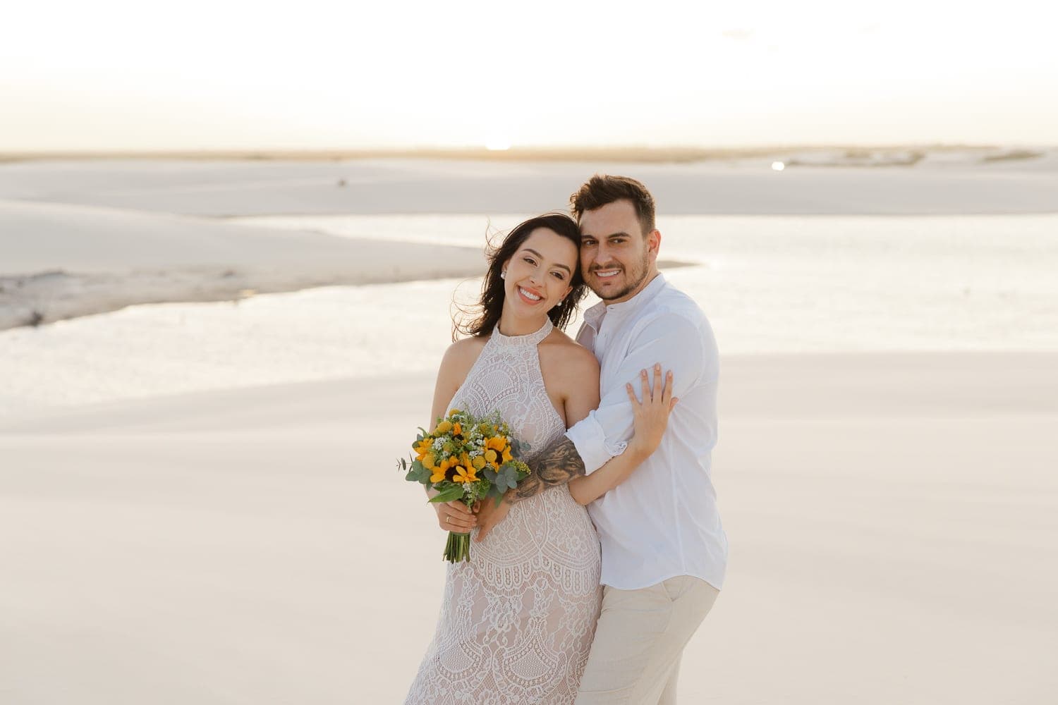 Fernanda e Felipe, caminhando de mãos dadas nas dunas, Barreirinhas, Lençóis Maranhenses