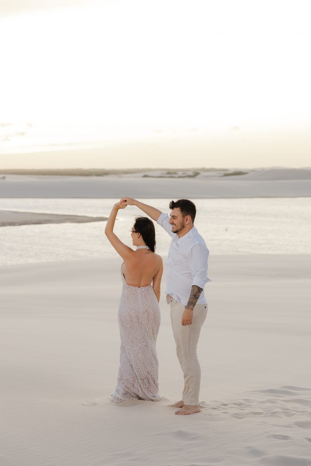 Fernanda e Felipe, beijo ao pôr do sol nas dunas, Barreirinhas, Lençóis Maranhenses