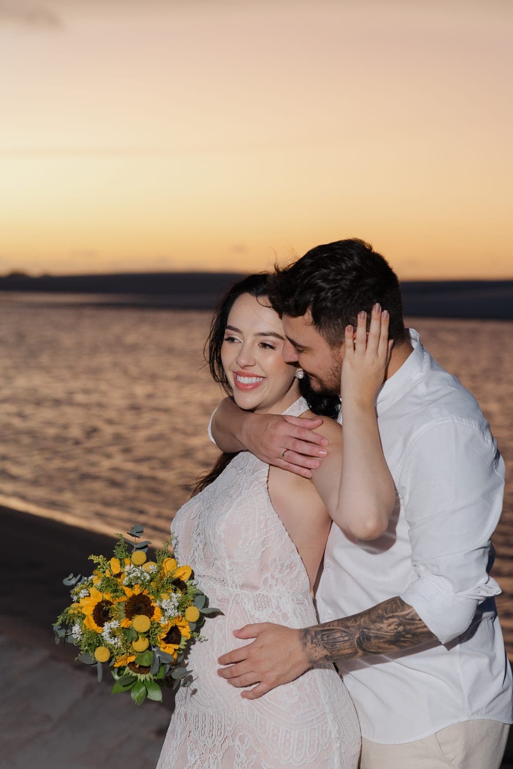 Fernanda e Felipe, casal abraçado na luz dourada, Barreirinhas, Lençóis Maranhenses