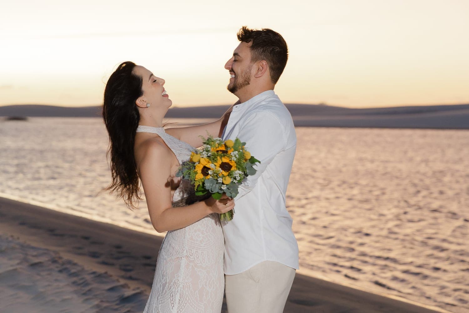 Fernanda e Felipe, caminhando de mãos dadas nas dunas, Barreirinhas, Lençóis Maranhenses