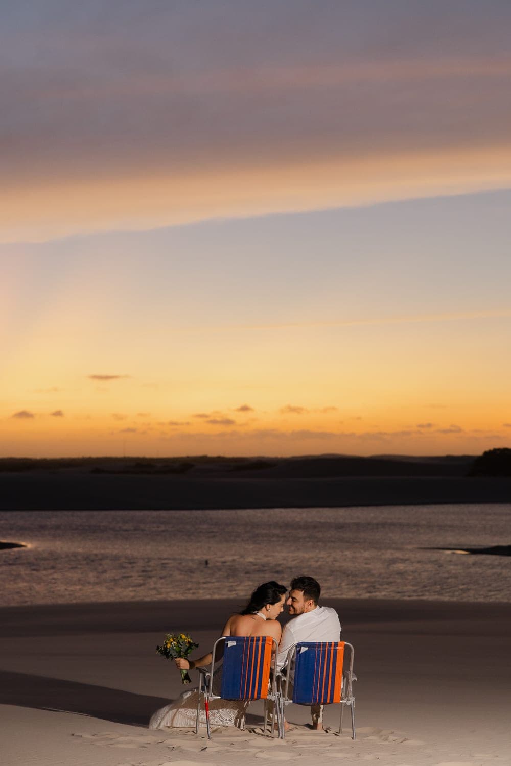 Fernanda e Felipe, beijo ao pôr do sol nas dunas, Barreirinhas, Lençóis Maranhenses