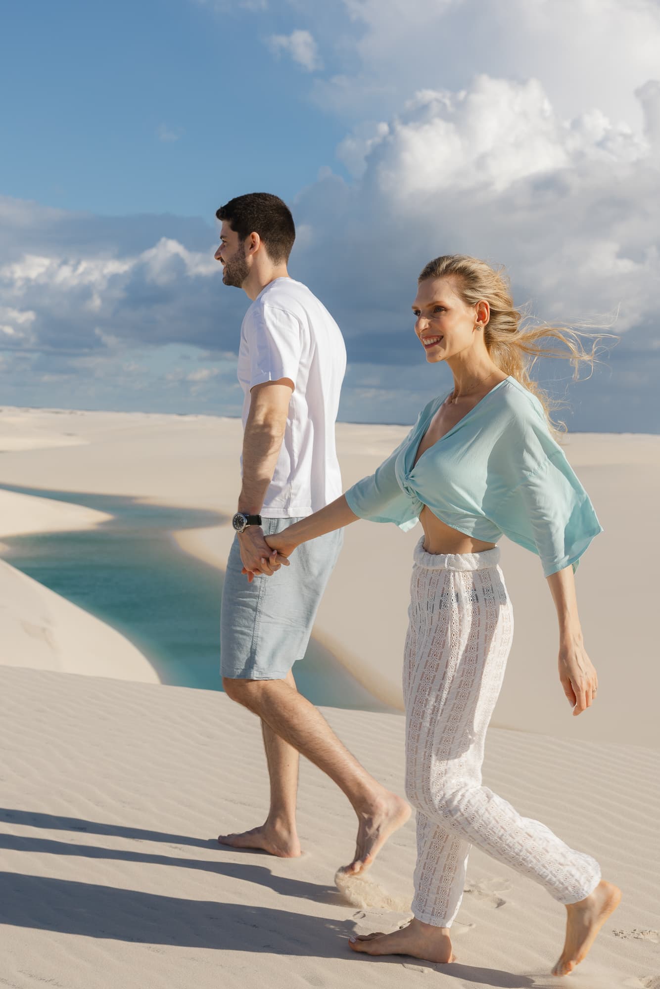 Isabella e Matheus, casal abraçado na luz dourada, Atins, Lençóis Maranhenses