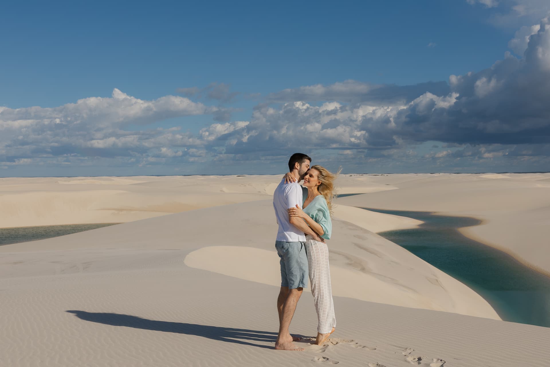 Isabella e Matheus, caminhando de mãos dadas nas dunas, Atins, Lençóis Maranhenses