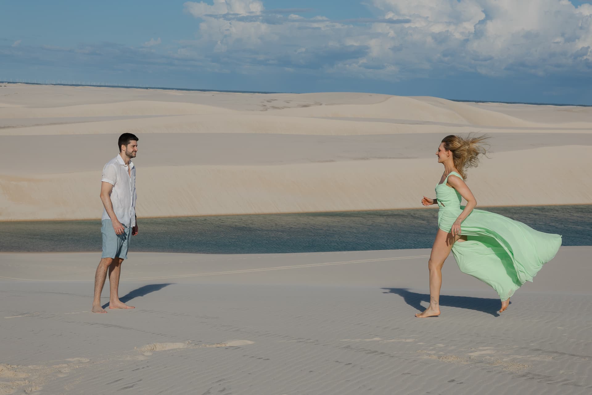 Isabella e Matheus, casal abraçado na luz dourada, Atins, Lençóis Maranhenses