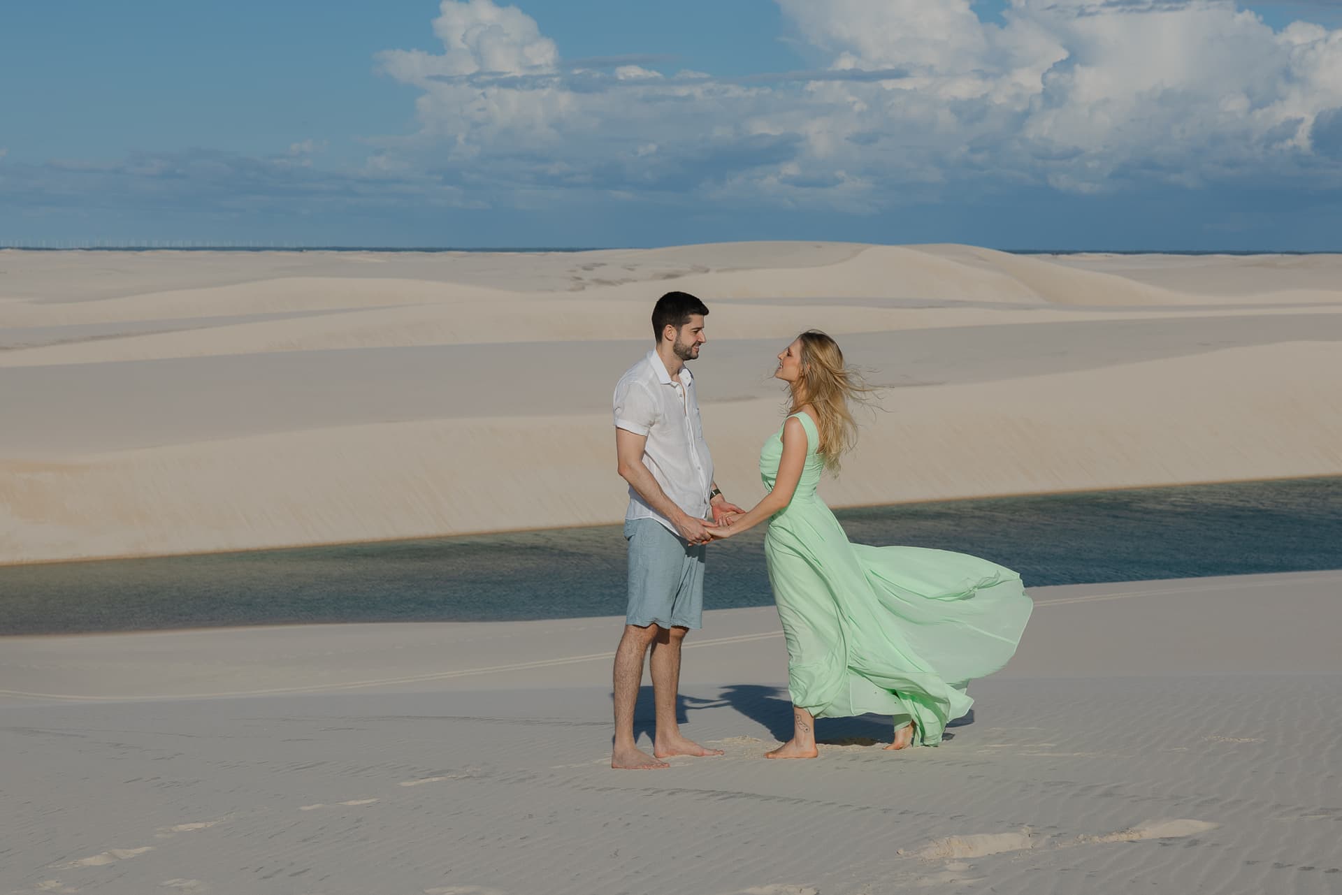 Isabella e Matheus, caminhando de mãos dadas nas dunas, Atins, Lençóis Maranhenses