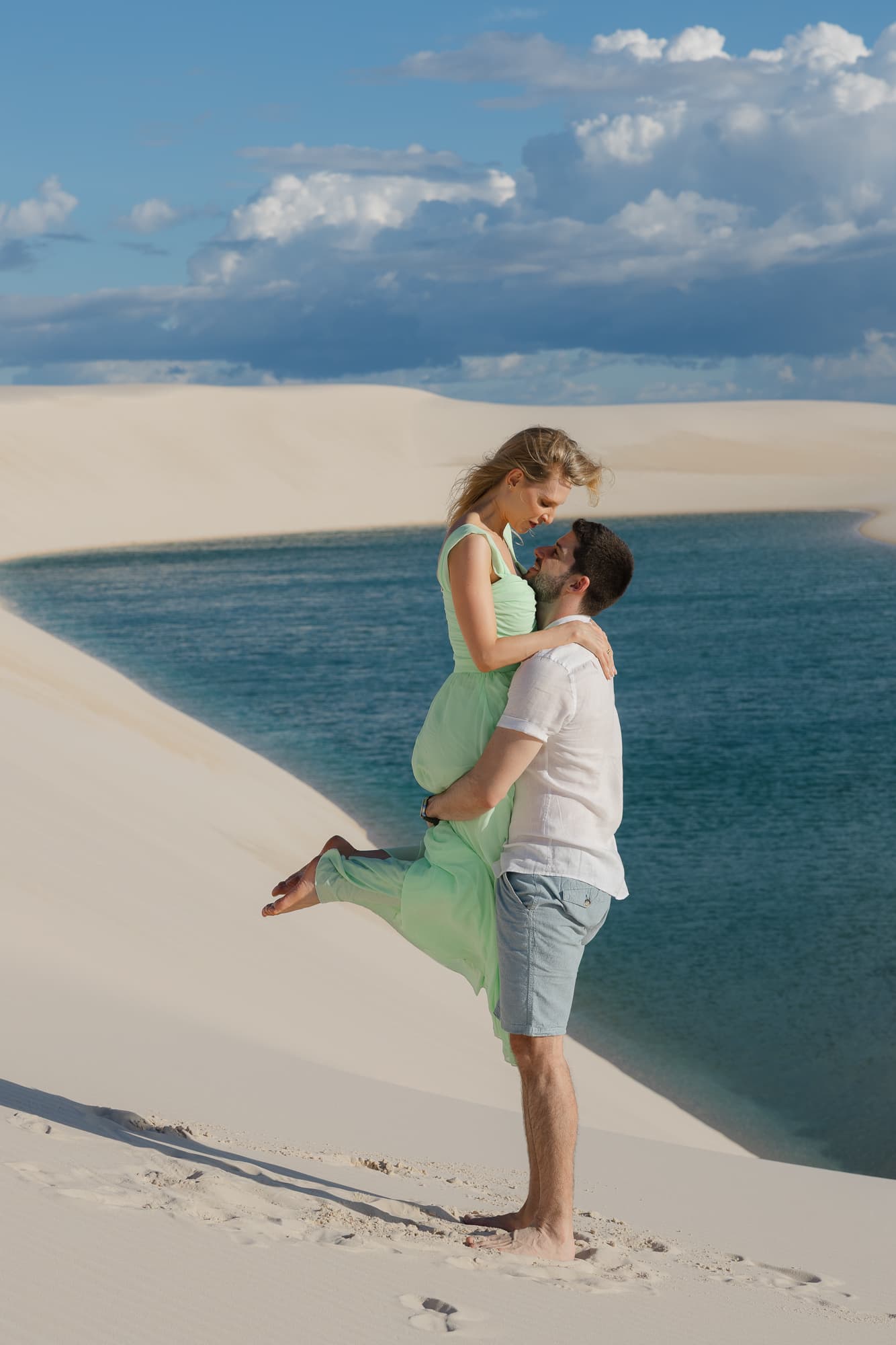 Isabella e Matheus, casal abraçado na luz dourada, Atins, Lençóis Maranhenses