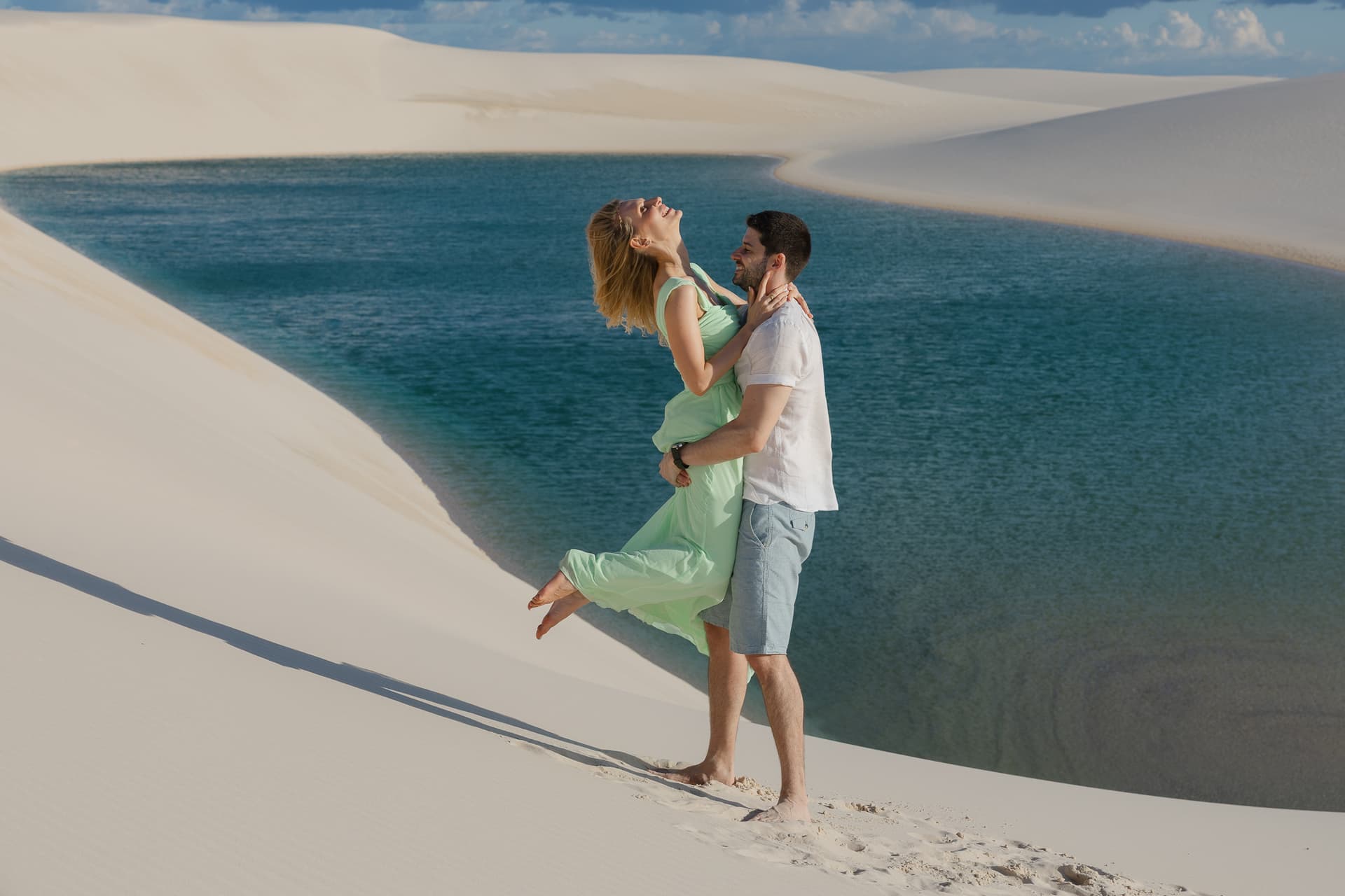 Isabella e Matheus, caminhando de mãos dadas nas dunas, Atins, Lençóis Maranhenses
