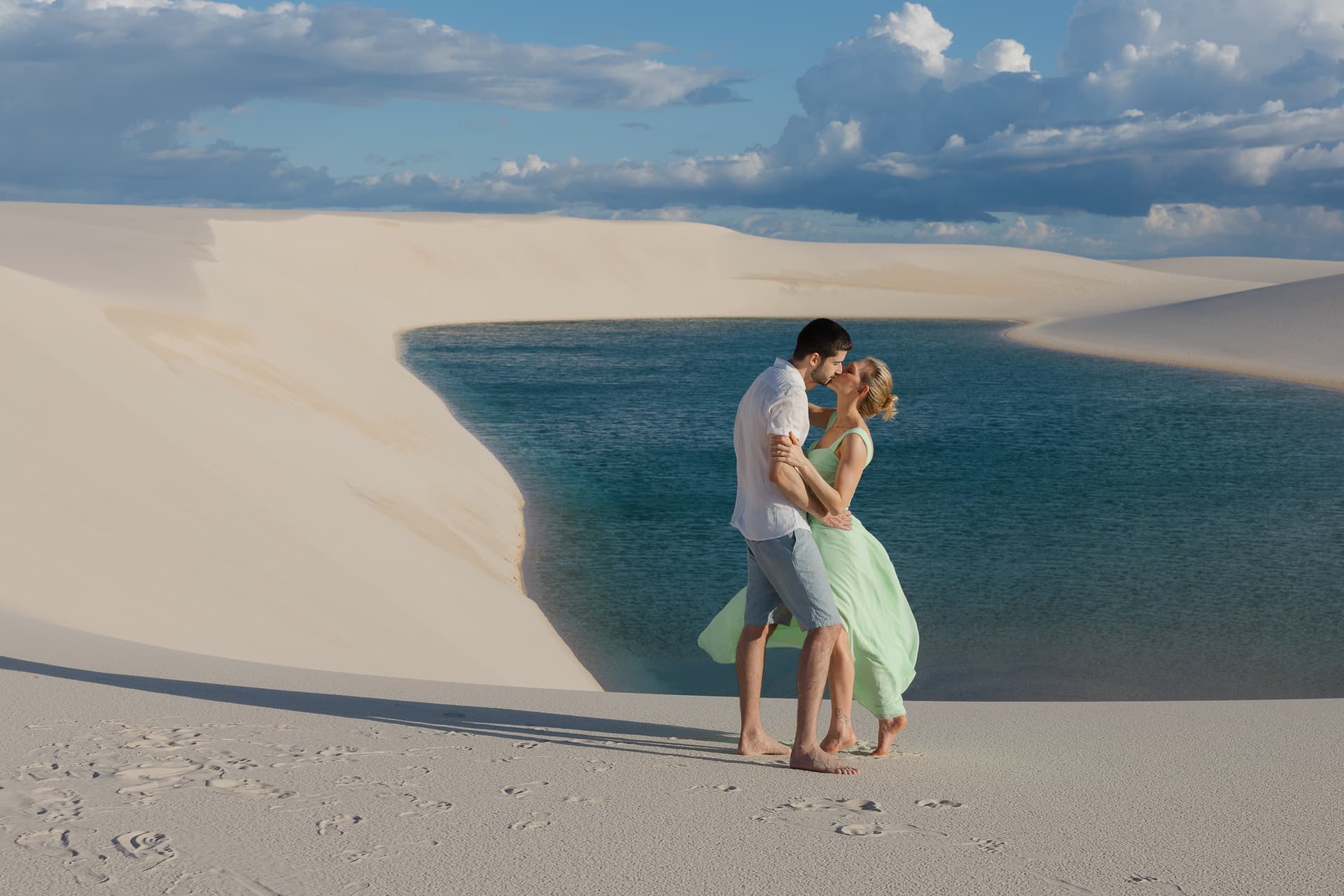 Isabella e Matheus, casal abraçado na luz dourada, Atins, Lençóis Maranhenses