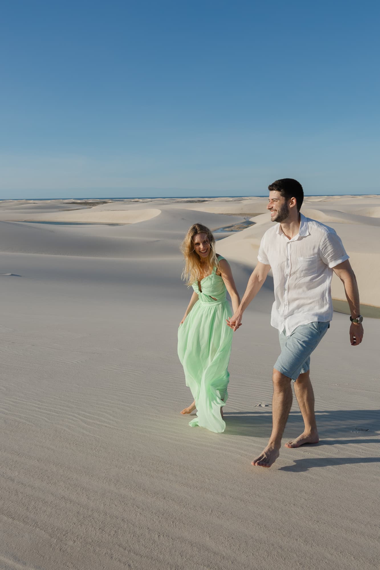 Isabella e Matheus, caminhando de mãos dadas nas dunas, Atins, Lençóis Maranhenses