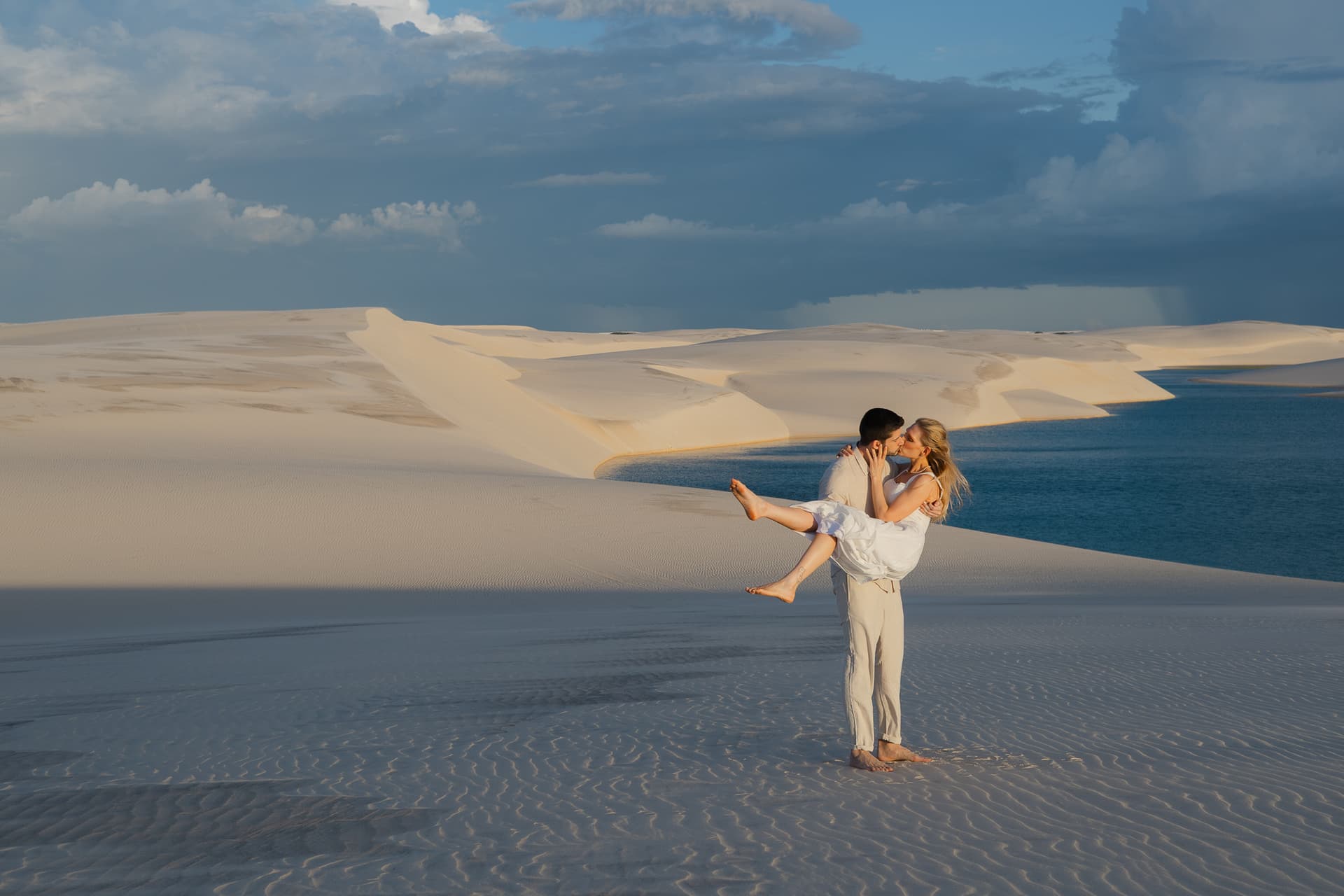 Isabella e Matheus, casal abraçado na luz dourada, Atins, Lençóis Maranhenses