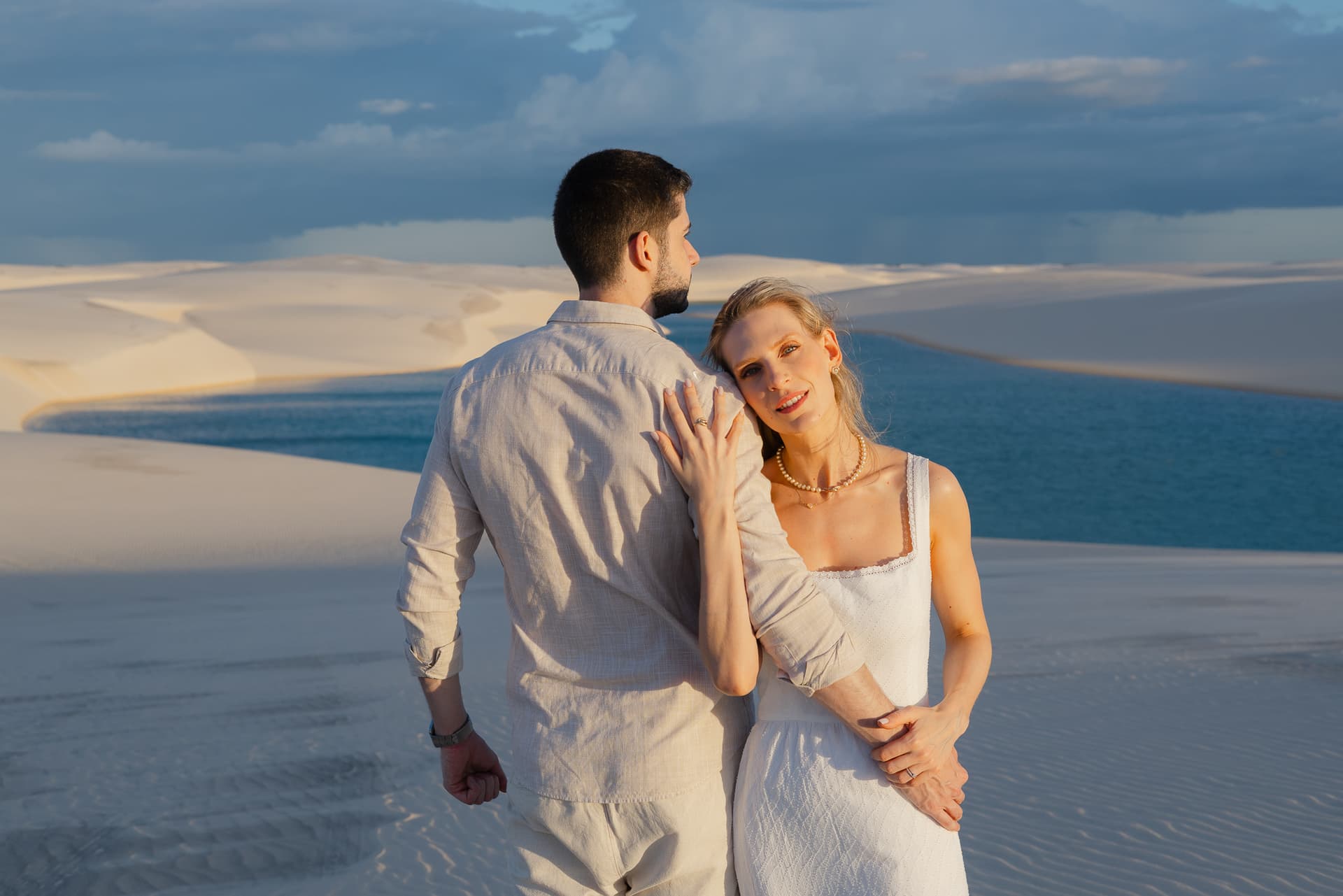 Isabella e Matheus, caminhando de mãos dadas nas dunas, Atins, Lençóis Maranhenses