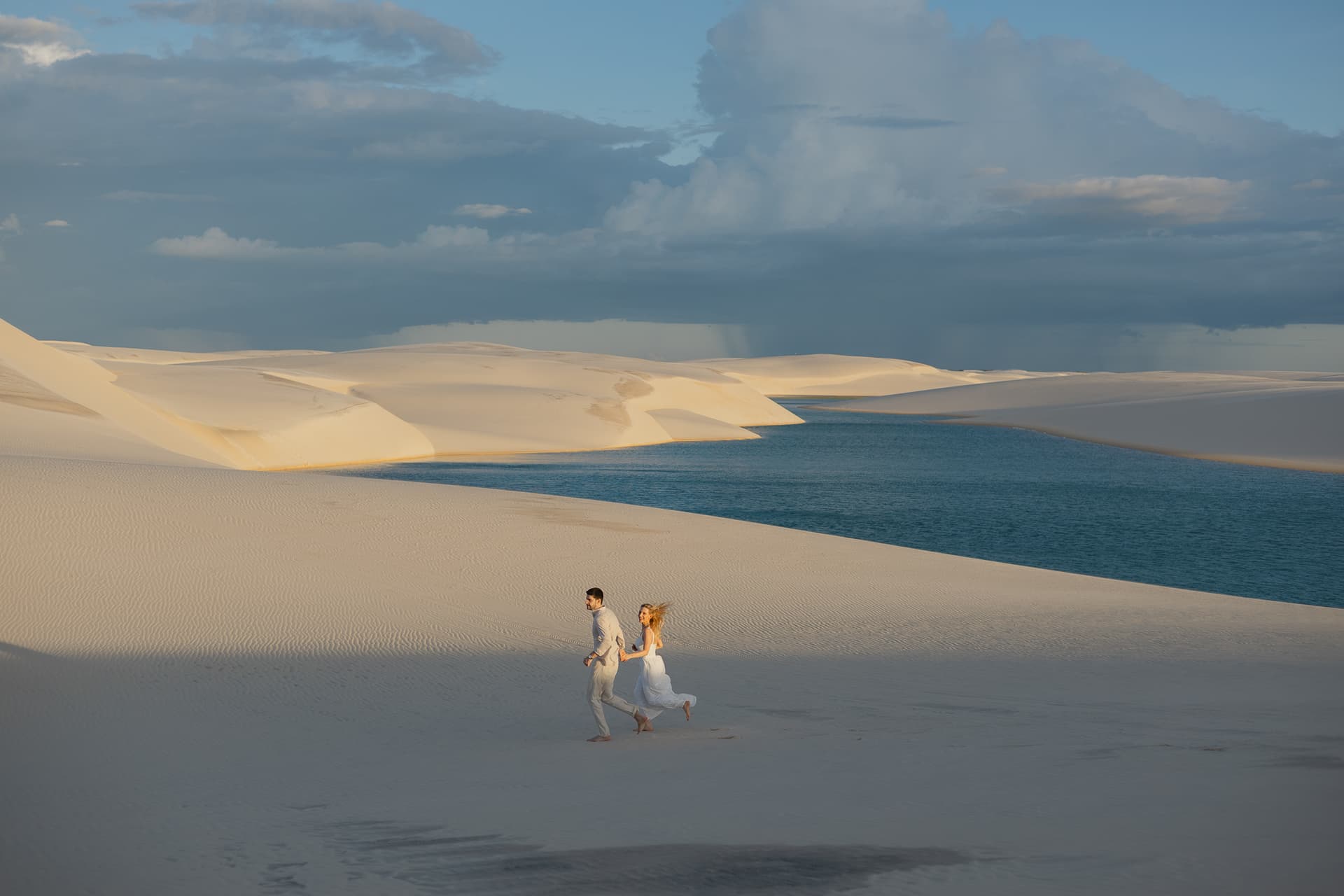 Isabella e Matheus, beijo ao pôr do sol nas dunas, Atins, Lençóis Maranhenses