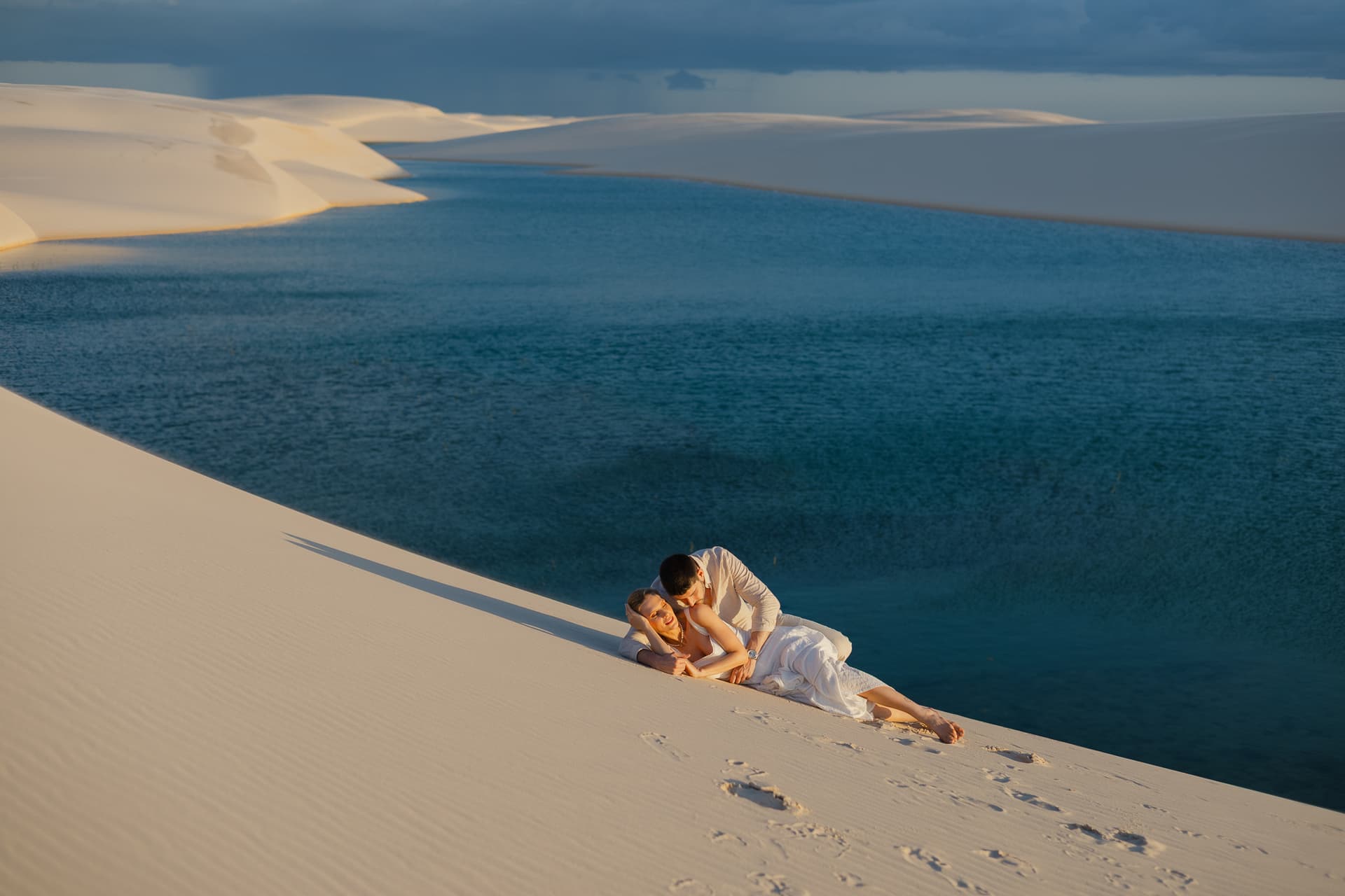Isabella e Matheus, casal abraçado na luz dourada, Atins, Lençóis Maranhenses