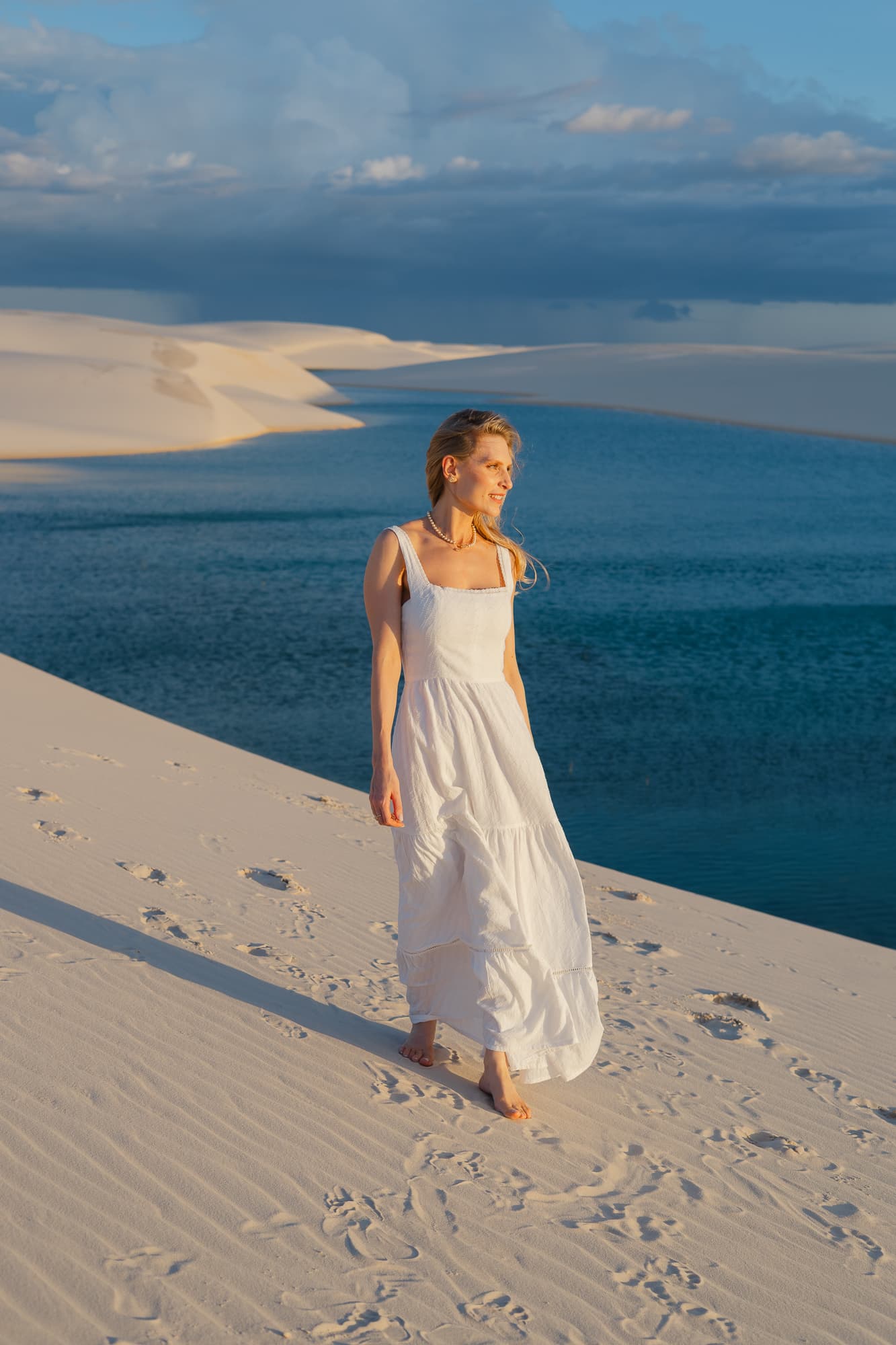Isabella e Matheus, caminhando de mãos dadas nas dunas, Atins, Lençóis Maranhenses